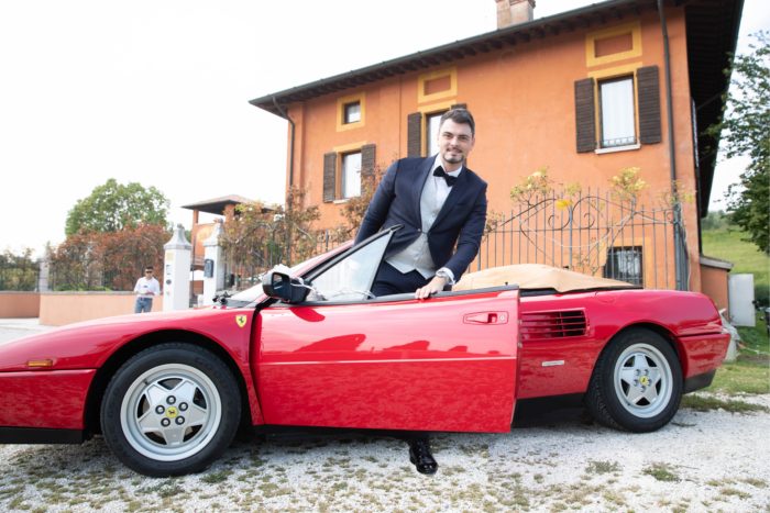 Lo sposo arriva in Ferrari