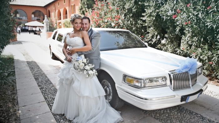 Sposi in limousine