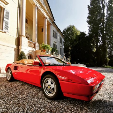 Ferrari cabrio in villa