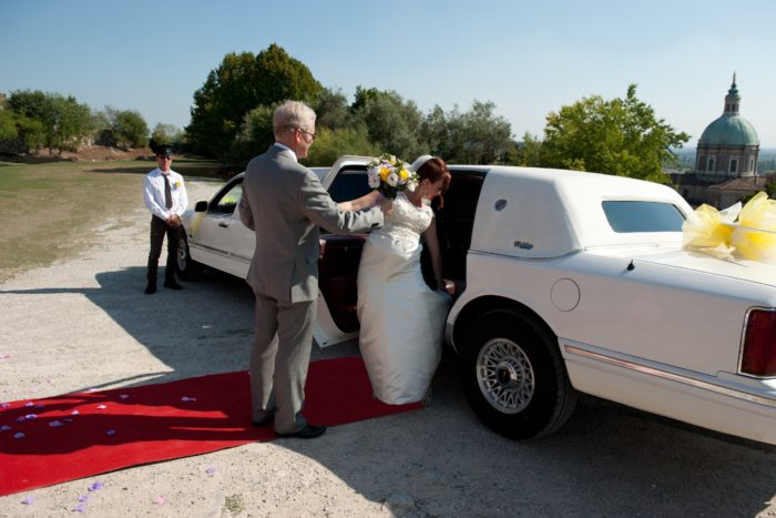 L'arrivo sposa in limousine