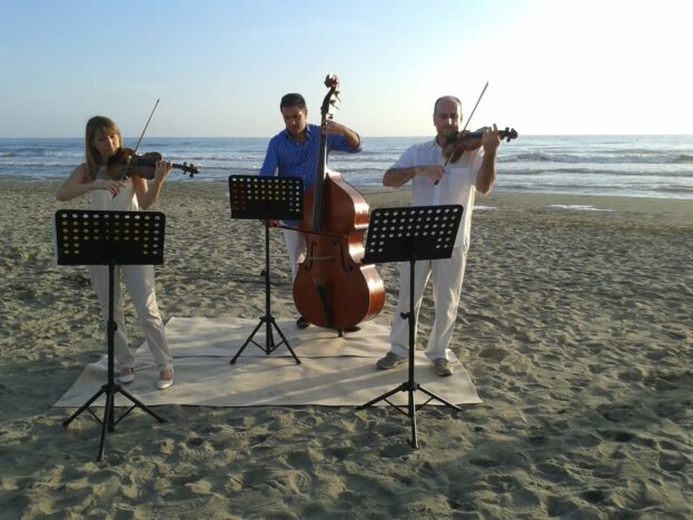 String trio in spiaggia 